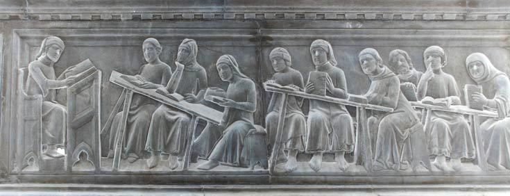 Средневековые студенты на барельефе.jpg
