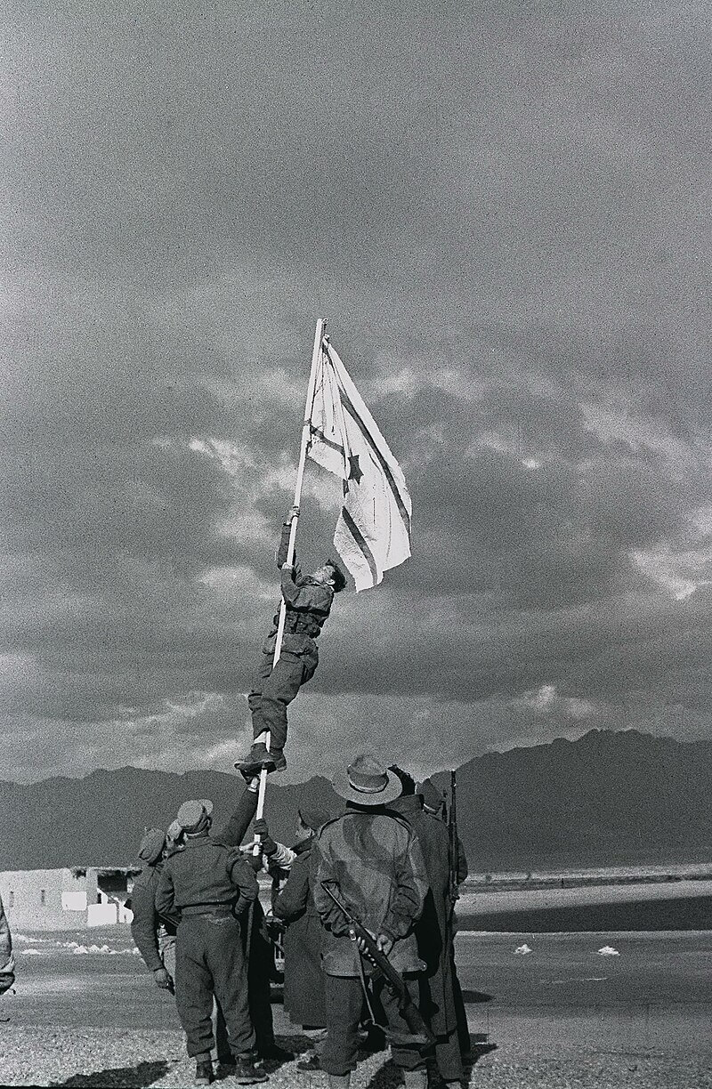 Водружение самодельного флага Израиля в Эилате ознаменовавшее окончание воины.jpg