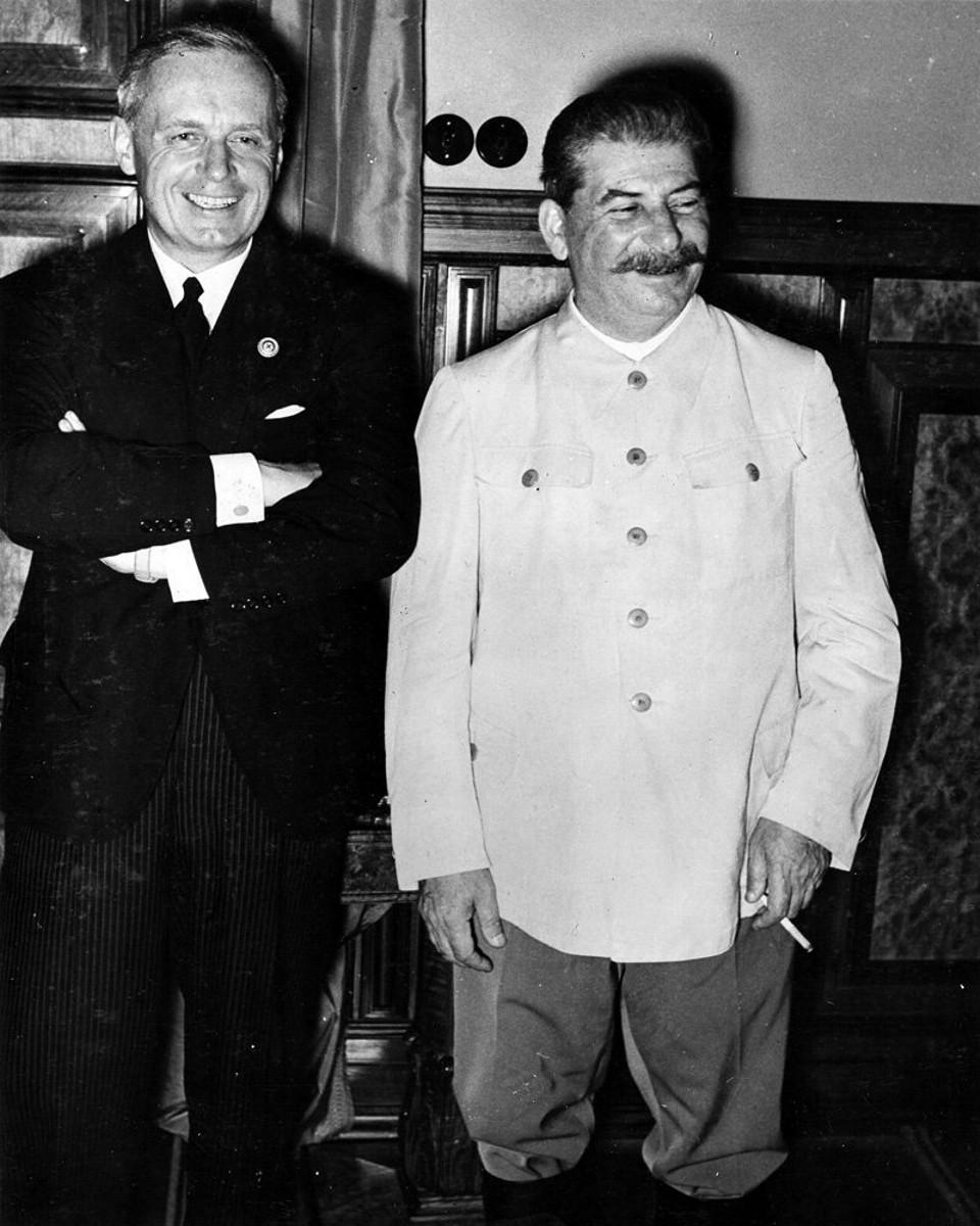 Иоахим фон Риббентроп и Иосиф Сталин при подписании Пакта о&nbsp;ненападении в&nbsp;Кремле, 23&nbsp;августа 1939 года.