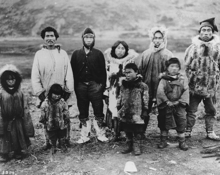 Eskimo_men,_women_and_children_wearing_native_and_western_clothing,_Alaska,_ca_1900_(HEGG_76).jpeg