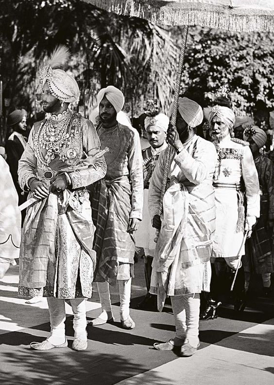 20 Maharaja Yaghavindra Shingh of Patiala in a procession 1940. .jpg