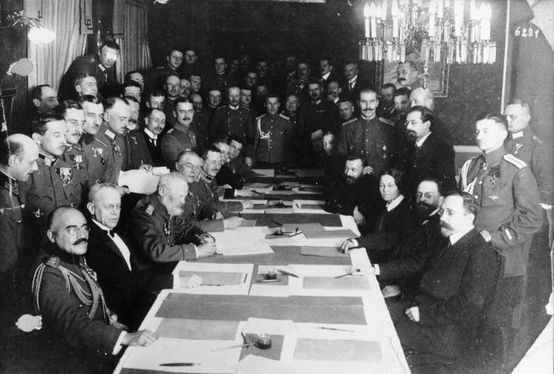 Подписание соглашения о перемирии. (wikipedia.org) Bundesarchiv_Bild_183-R92623_Brest-Litowsk_Waffenstillstandsabkommen.jpg
