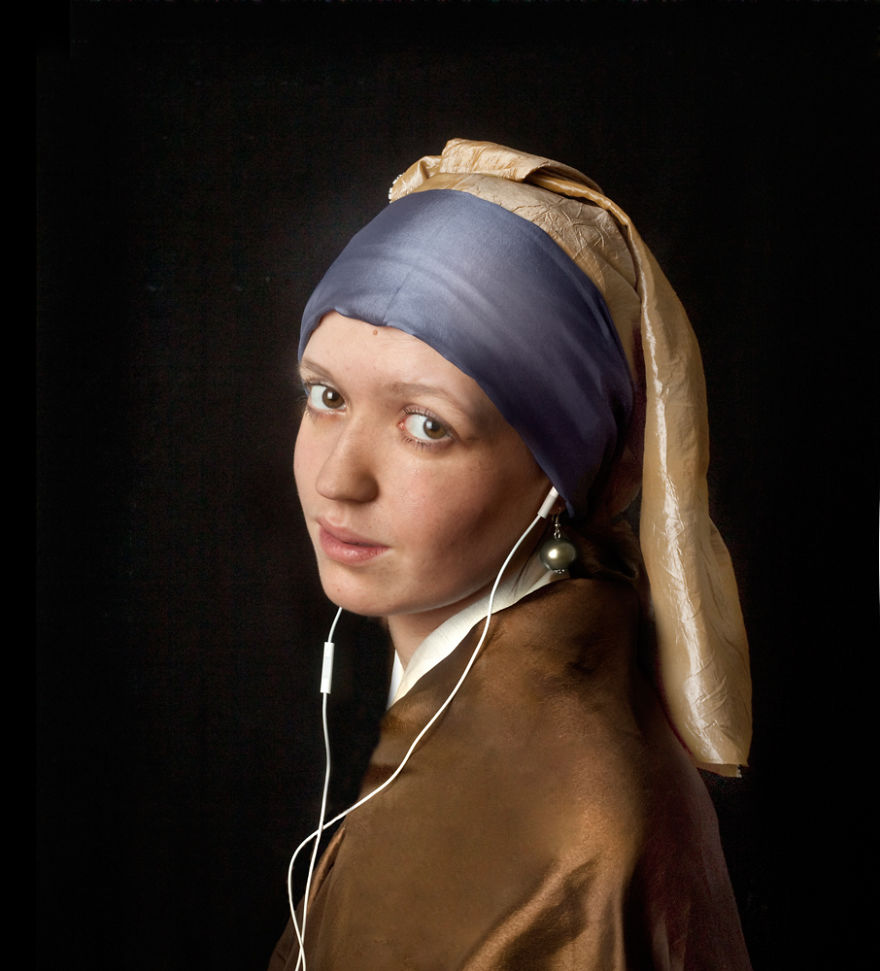 Это «Девушка с жемчужной сережкой» Яна Вермеера. Но на современный лад. Интересно, какую музыку она слушает?