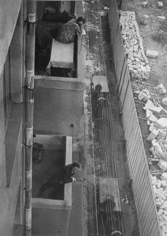 и_3 Апрель 1930-го. Человек внизу на балконе -- Владимир Маяковский. Один из последних его снимков..jpg