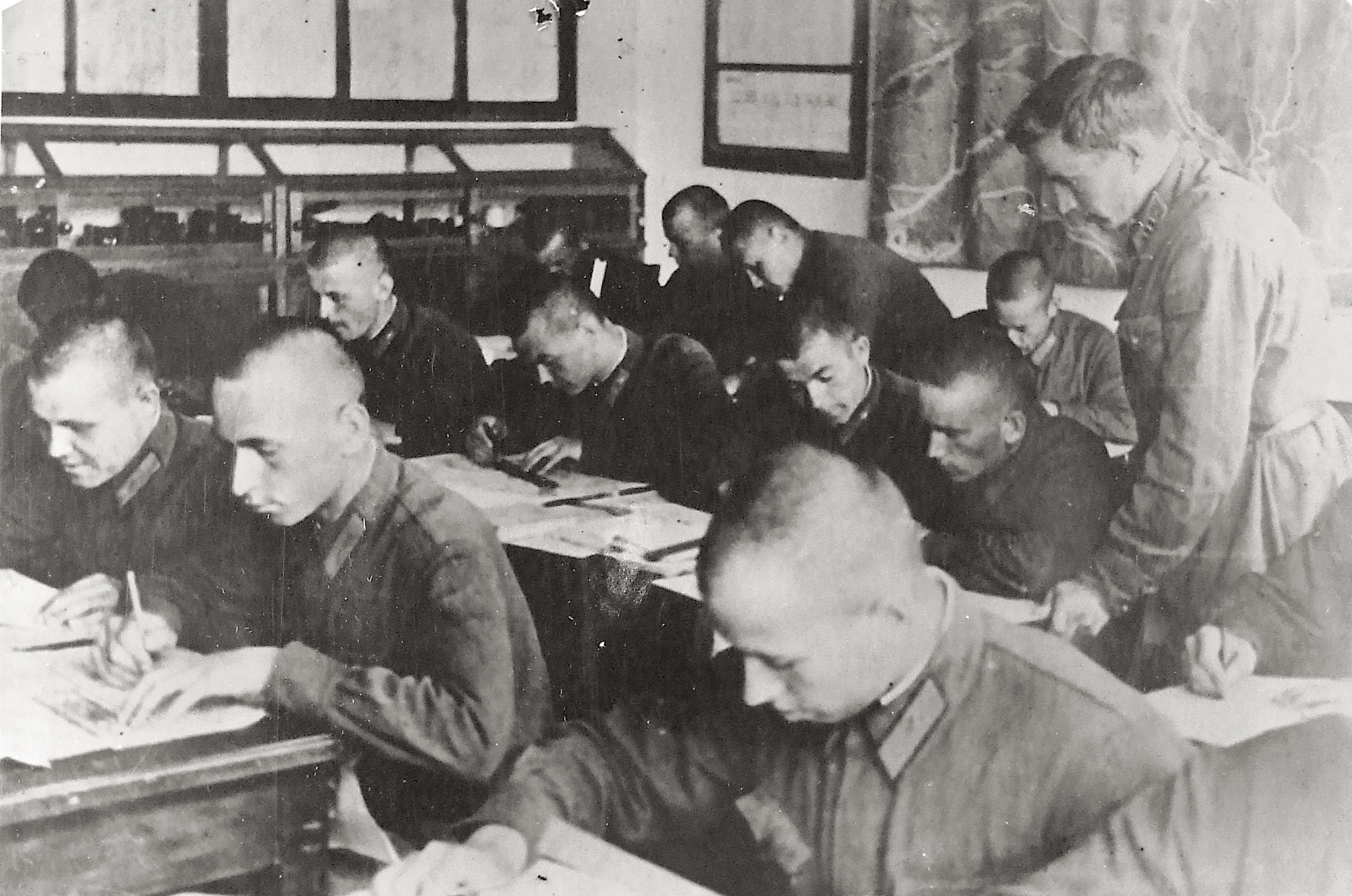 Курсанты авиационного училища на занятиях, 1942.jpg