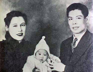 Bruce_Lee_with_his_parents_1940s.jpg
