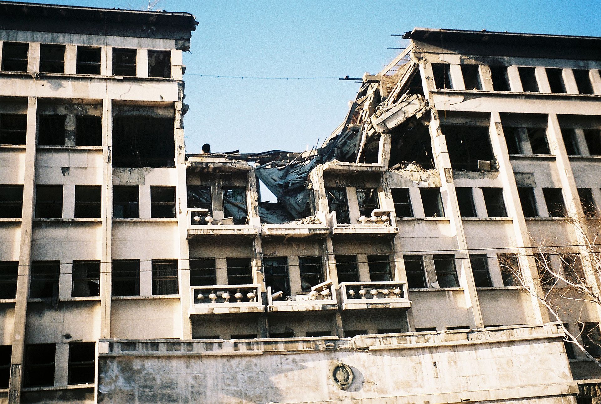 Bombed_building_on_ulica_knez_milosa.JPG