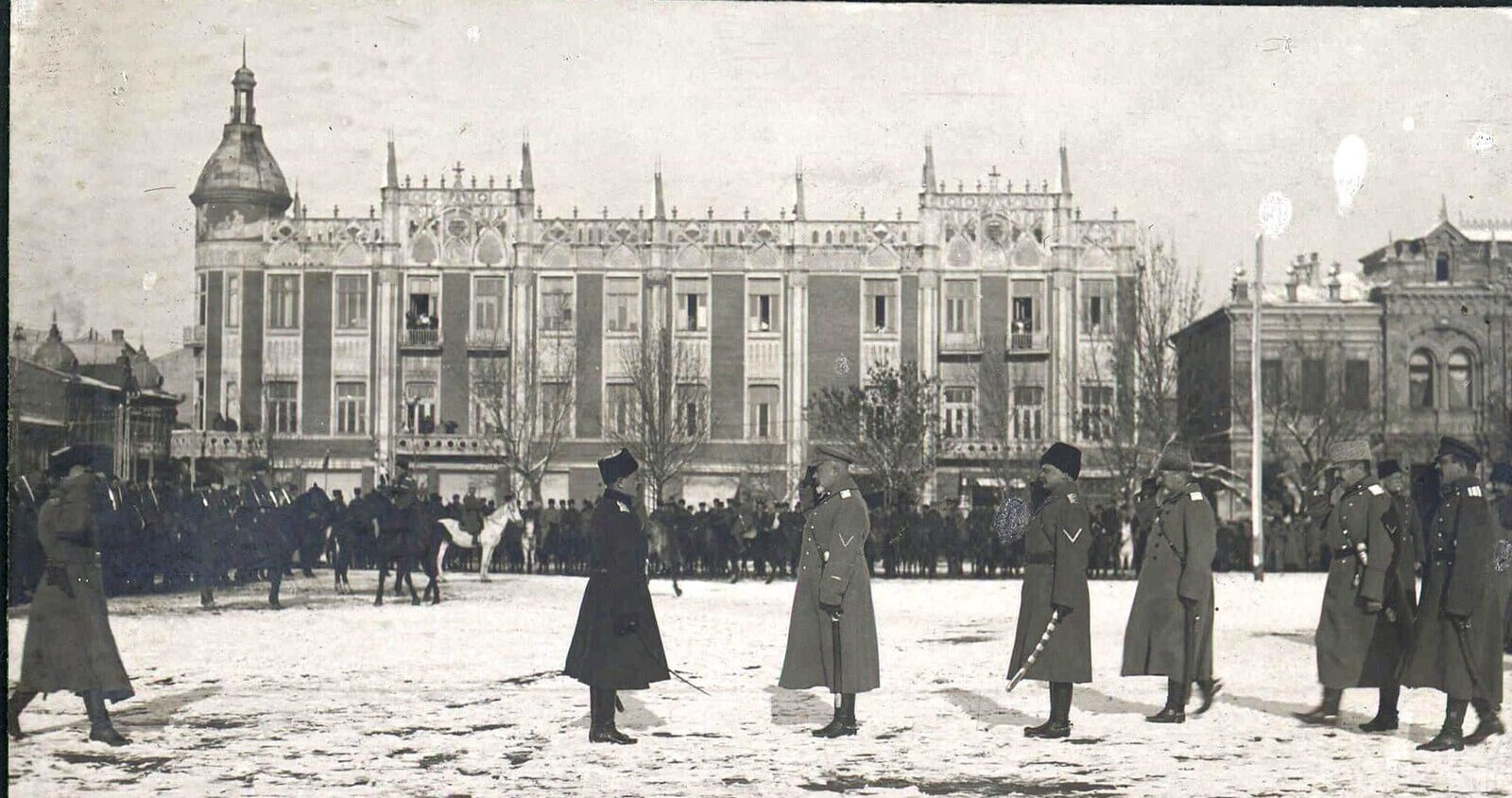2 Генерал Деникин принимает парад Корниловского полка. Екатеринодар 1918 год.jpeg