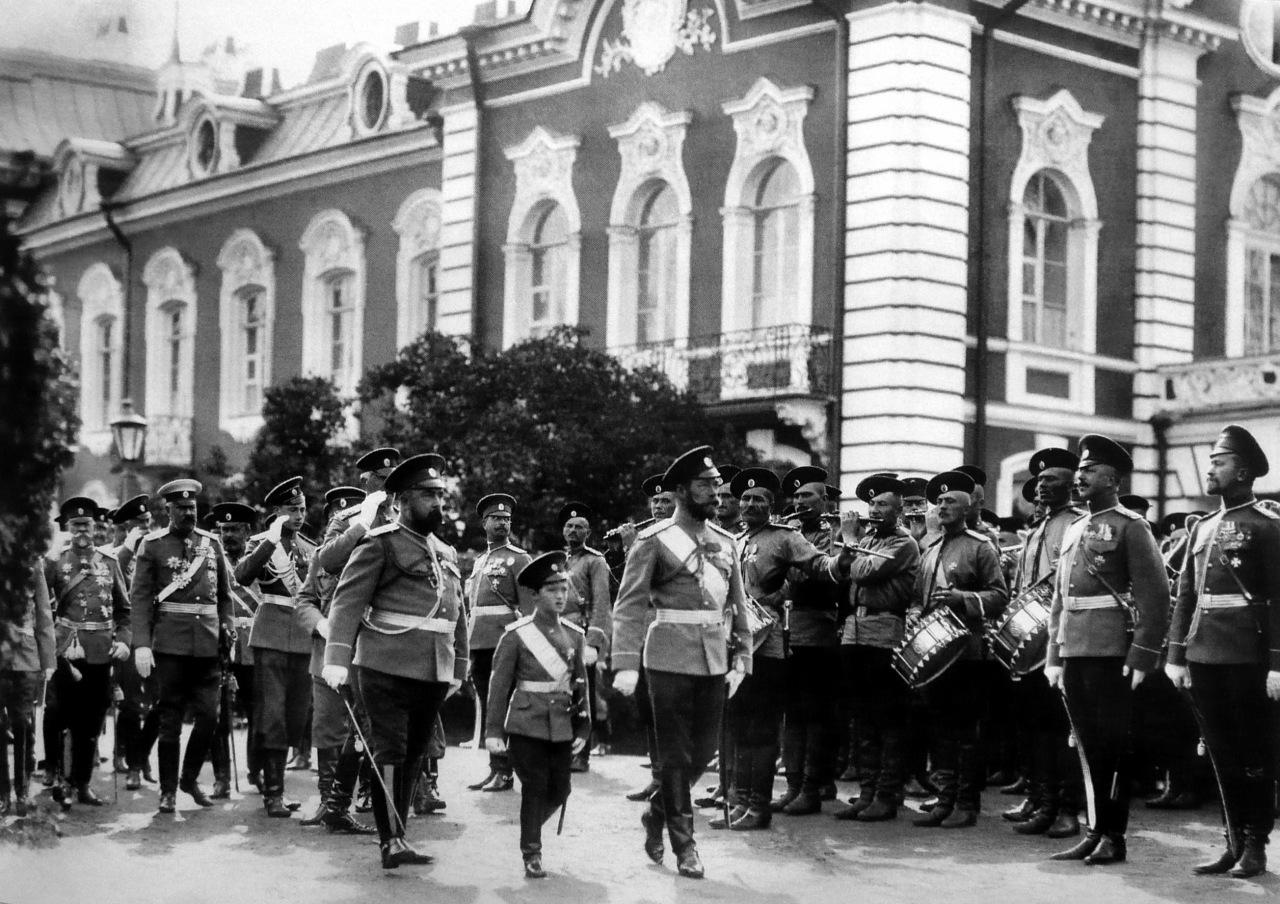 Император Николай II и цесаревич Алексей со свитой обходят подразделения лейб-гвардии Егерского полка. Новый Петергоф. 17 августа 1912.
