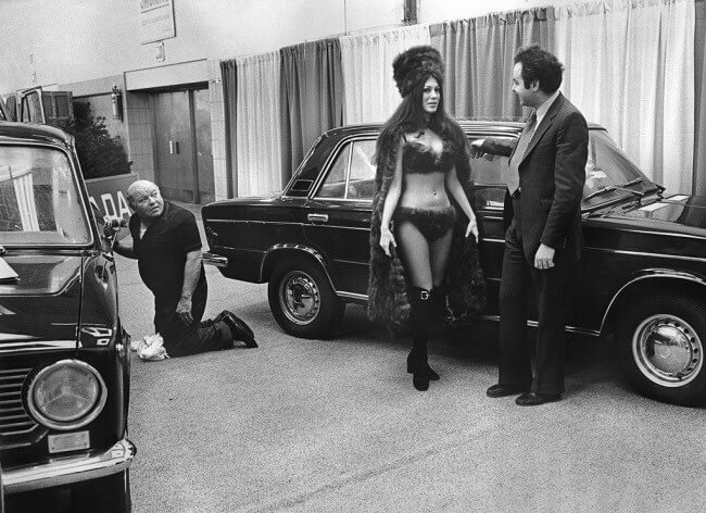 Модель в бикини из&nbsp;соболя представляет автомобиль LADA на&nbsp;автосалоне в&nbsp;Нью-Йорке, 1973.