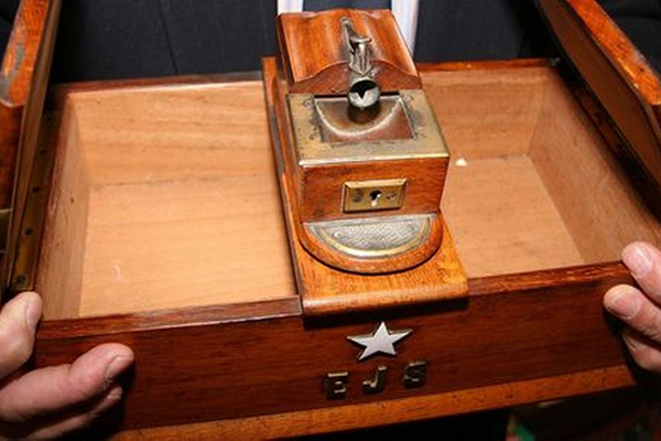 Captain-Edward-John-Smith-CigaR-Box.jpg Captain-Edward-John-Smith-CigaR-Box.jpg