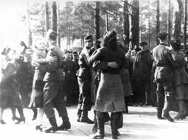 Немцы танцуют с девушками в оккупированном Полоцке (1).jpg
