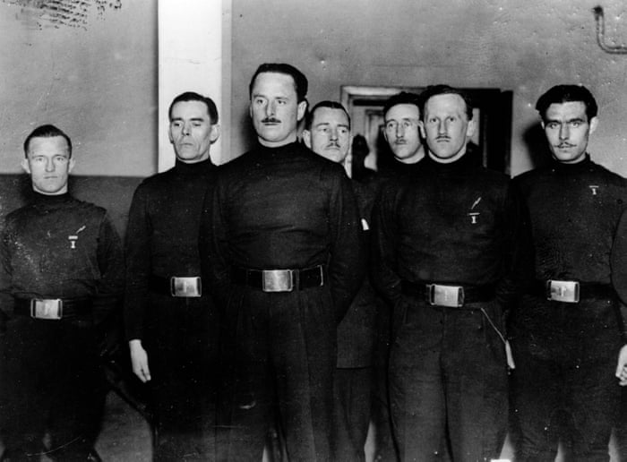 У. Джойс [крайний слева] с членами «Фашистского союза».