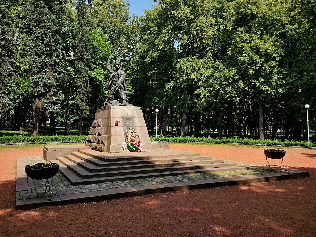 Памятник Марату в Минске.jpg