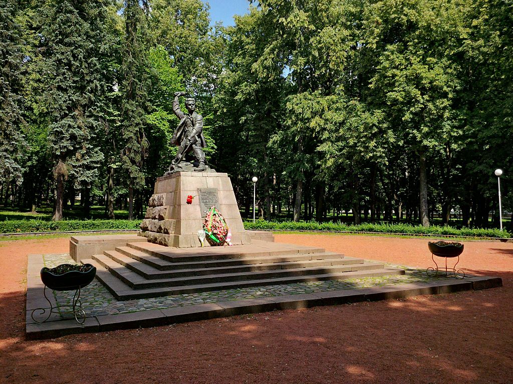 Памятник Марату в Минске.jpg Памятник Казею.