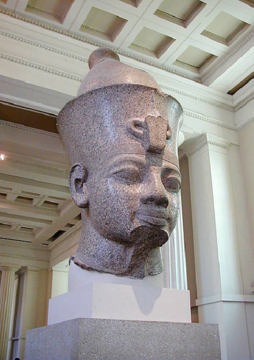 Фараон Аменхотеп III в пшенте.