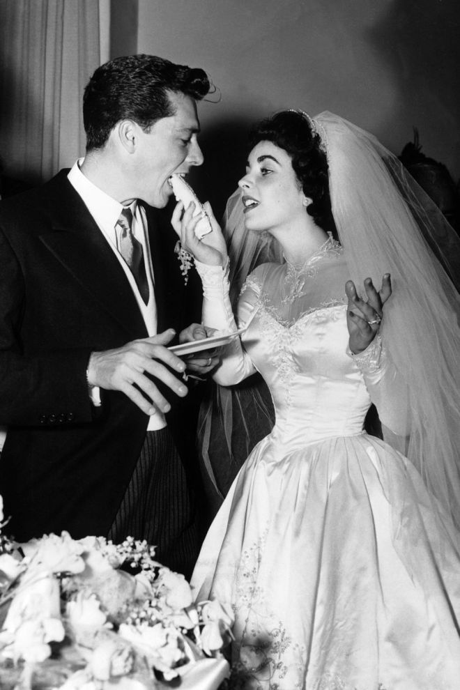 Первая свадьба Элизабет Теилор жених Конрад Хилтон-младшии 6 мая 1950 года Беверли-Хиллз.jpeg