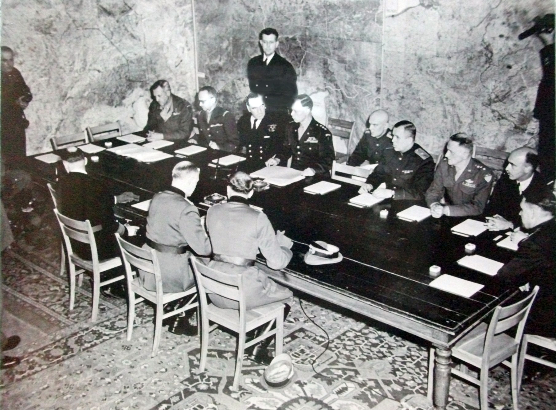 Генерал-полковник Альфред Йодль (в центре) подписывает Акт о капитуляции в Реймсе, 7 мая 1945 года