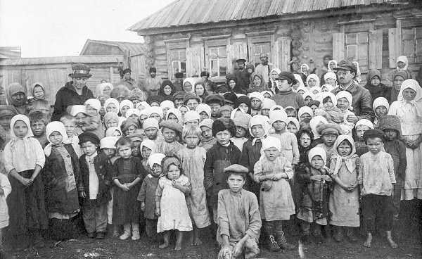 Novo-semeikino_Anna_Louise_Strong_1921.jpg Novo-semeikino_Anna_Louise_Strong_1921.jpg
