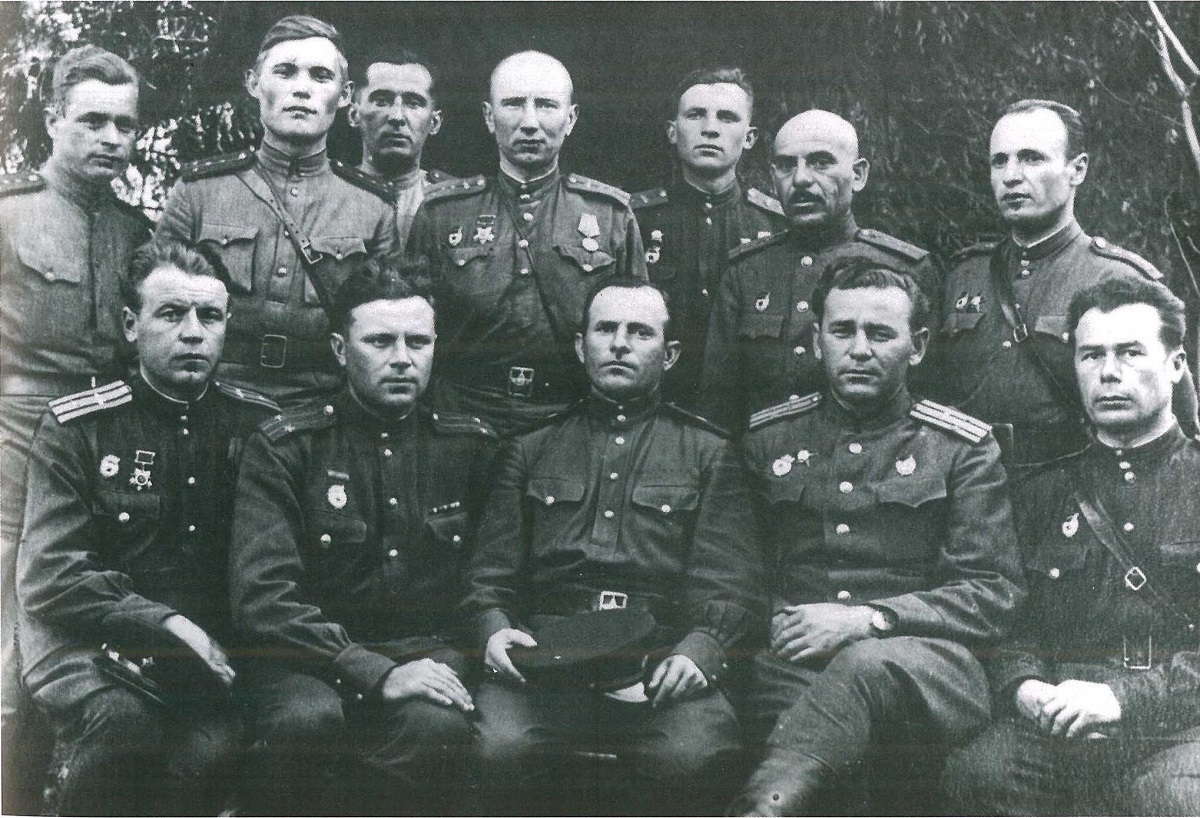 Ази Асланов [сидит в центре] с&nbsp;офицерами 35-й гвардейской танковой бригады.