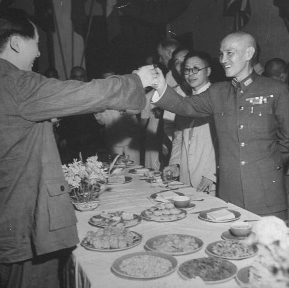16..jpg 16 Mao Tse Tung (L) and Chinese Gen. Chiang Kai Shek toast one another during a celebration of the end of WWII following the surrender of Japan..jpg