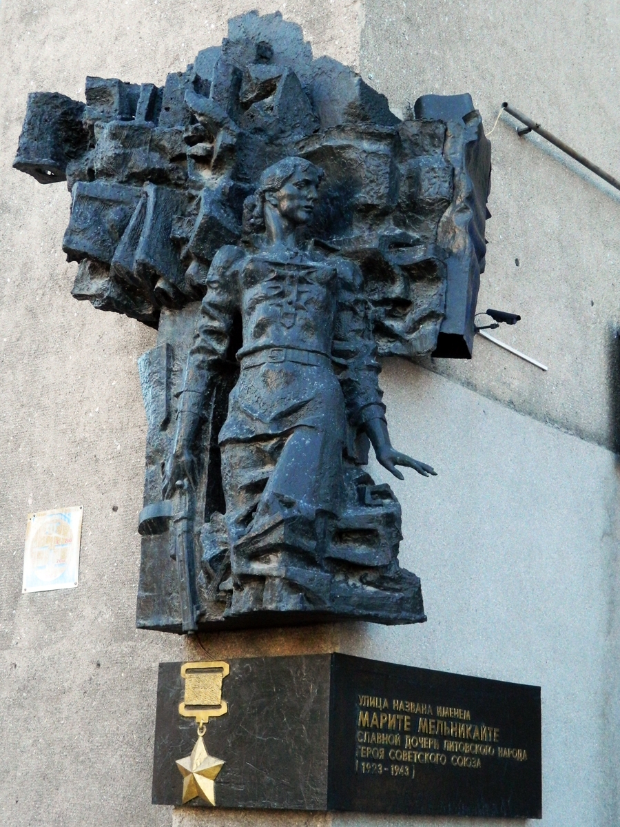 Памятник в Тюмени.