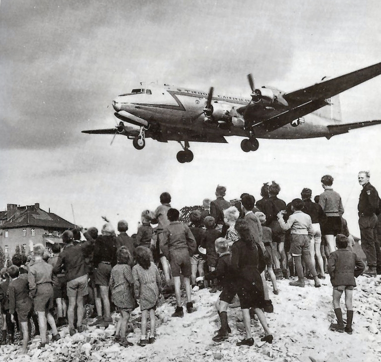 Берлинцы встречают американские самолёты.
