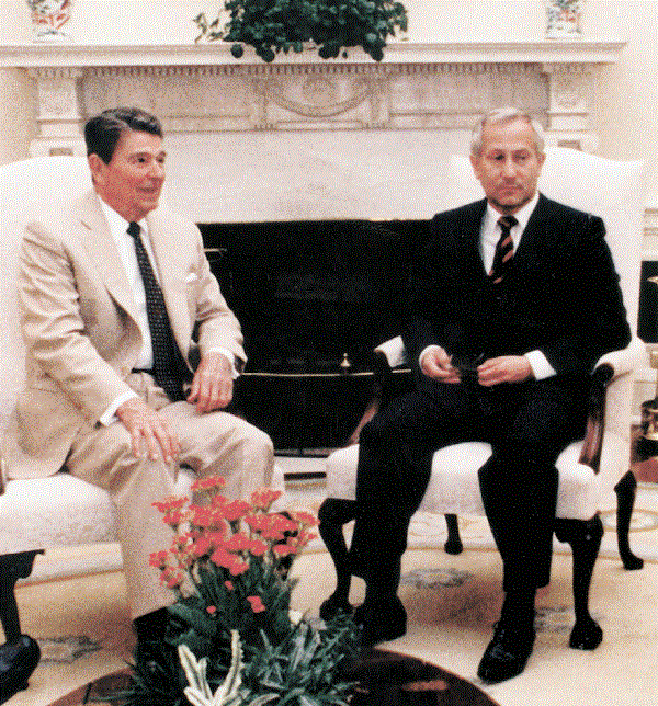 Олег Гордиевский (справа) с Президентом США Рональдом Рейганом.gif