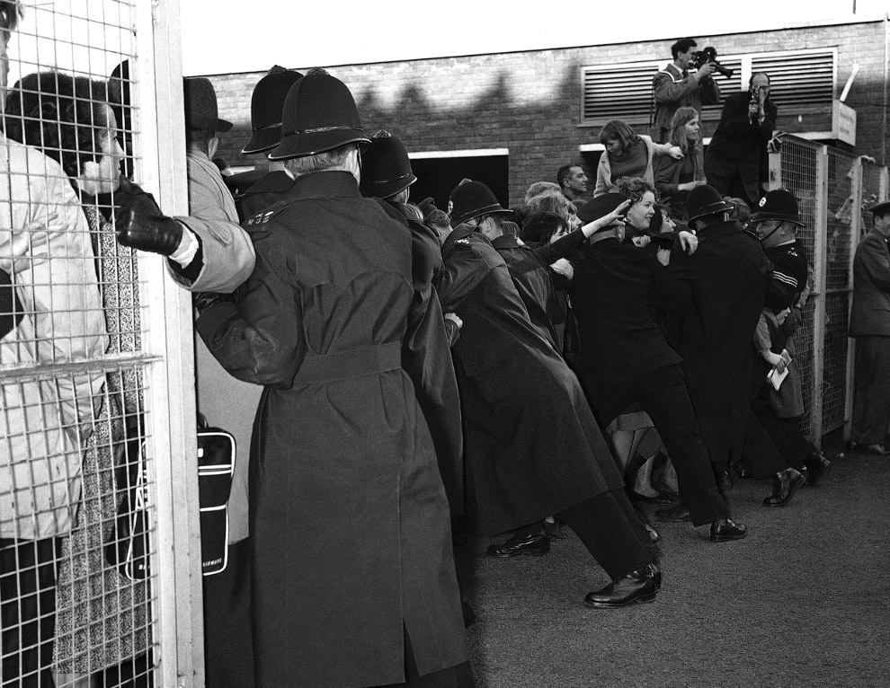Полиция сдерживает фанатов. Париж, 5 февраля 1964