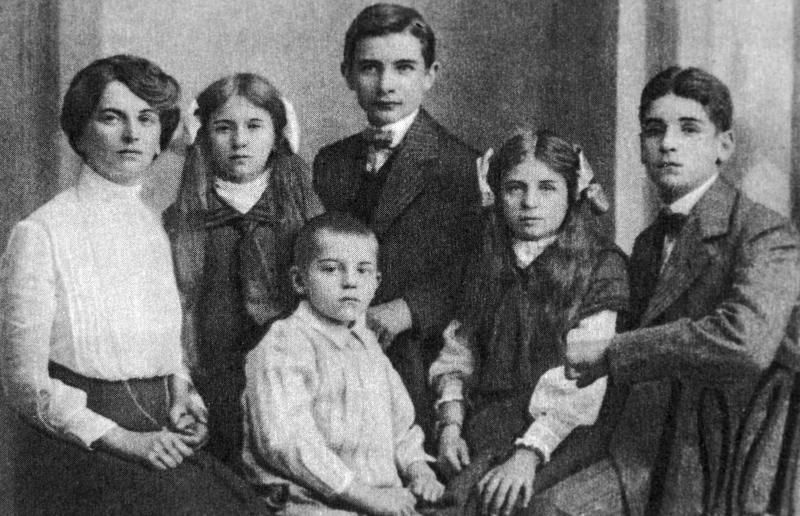 Инесса Арманд с детьми, 1909&nbsp;г.