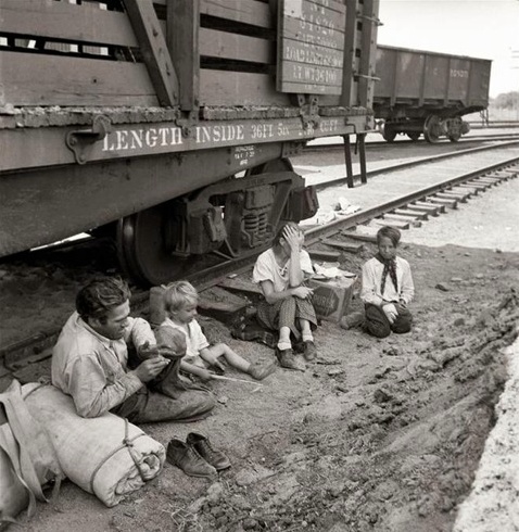 Фото 4. Бездомная семья путешествует на товарных поездах в поисках любой работы. Всё их имущество _ рядом с ними, 1930-е.jpg