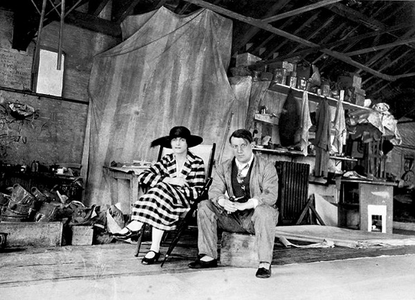 Пабло Пикассо и Ольга Хохлова в студии в Лондоне.jpg