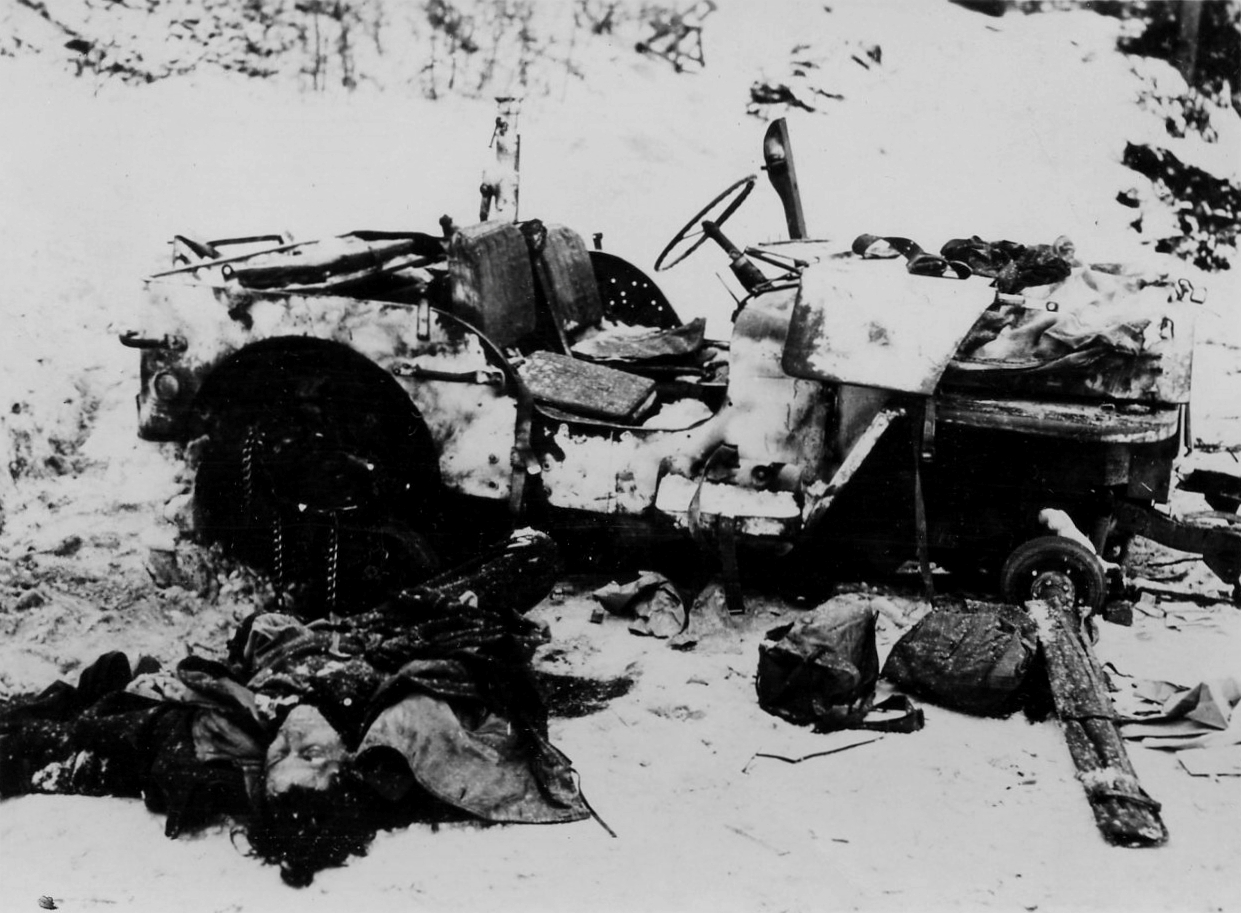 Убитый немецкий диверсант полка «Бранденбург», Арденнах, 1944 год.jpg