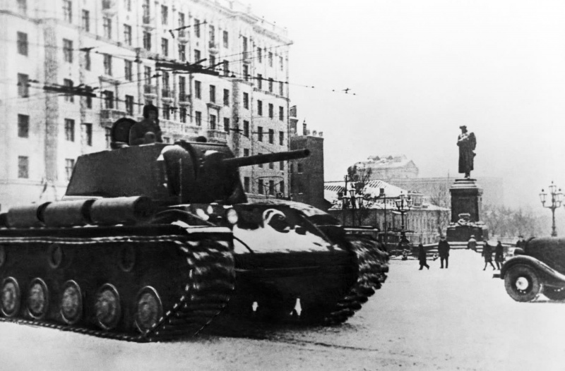 3КВ.jpg КВ1 на Пушкинской площади в Москве, 1941 г.