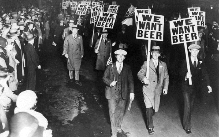 Более 100 000 жителей Нью-Йорка вышли на акцию протеста против сухого закона, 1932 г..jpg
