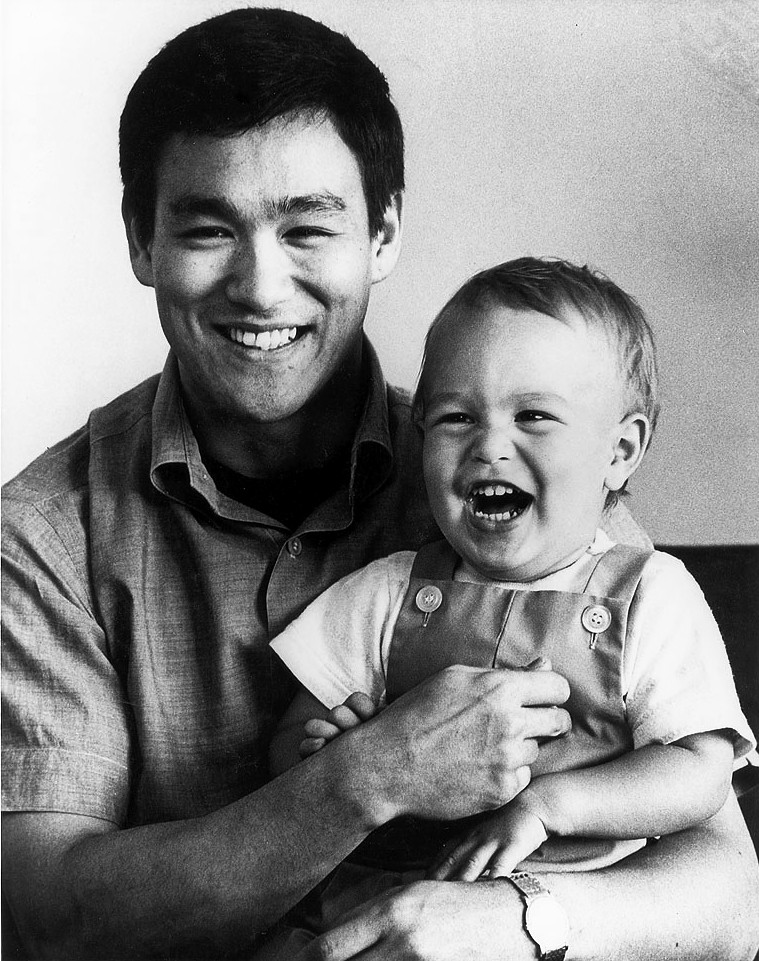Брюс Ли с сыном Брэндоном, 1966 год.jpg