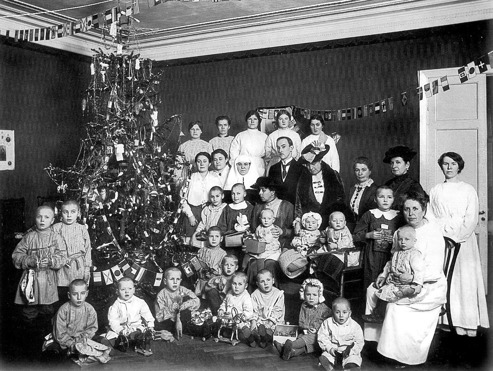 д7 Рождество в детском приюте в Петрограде. Дореволюционное фото..jpg