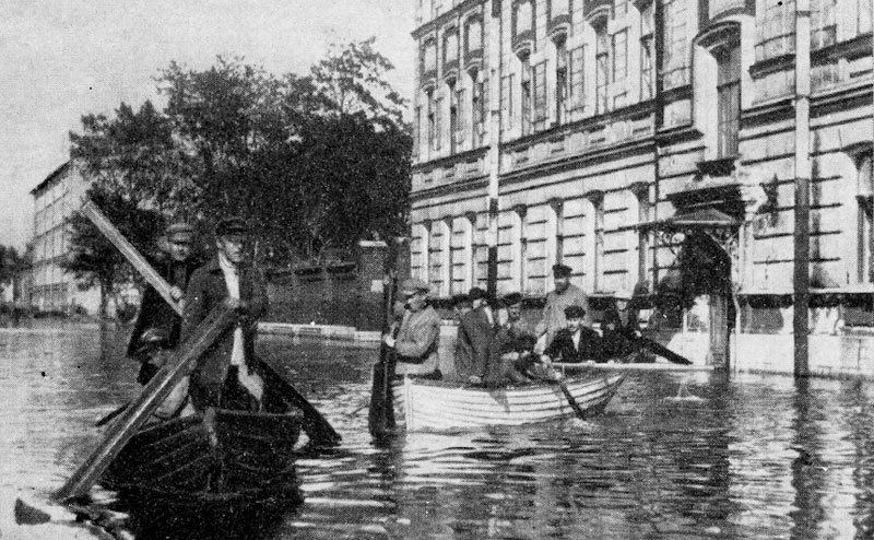 Передвижение на лодках по улицам Васильевского острова во время наводнения 23 сентября 1924 года.