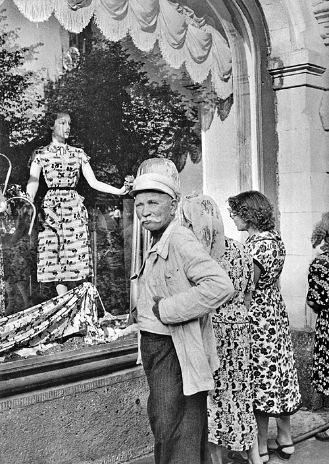 7 В 1954 году в Москву приехал великии Анри-Картье Брессон. Своими. Своими снимками он пытался ухватить повседневную жизнь москвичеи..jpg