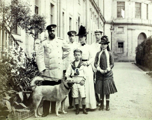 Семья Александра III с Камчаткой.jpg