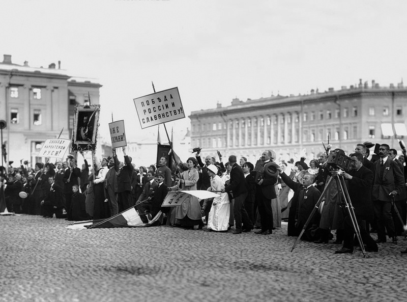Ещё одна демонстрация в Петербурге на&nbsp;Дворцовой площади, 1914. <br>