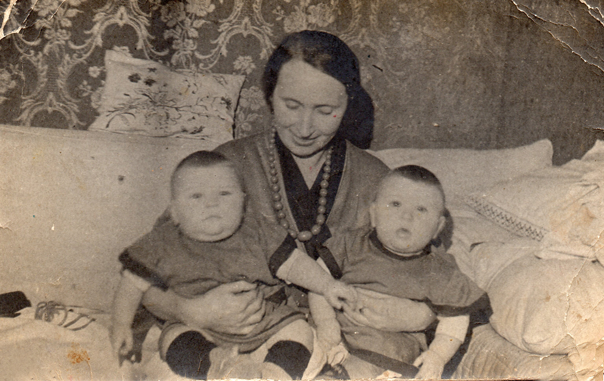Витя и Валя Мазуновы с мамой