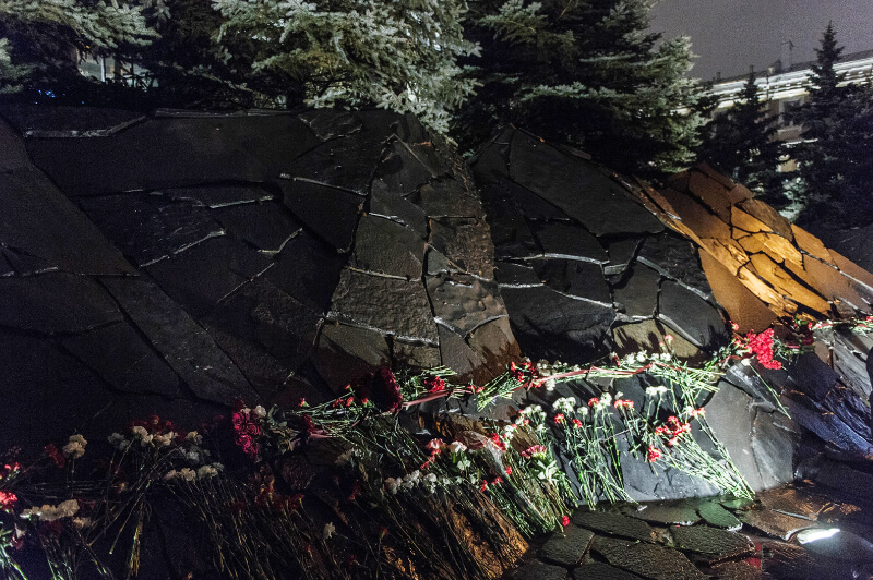 «Стена скорби» — монумент памяти жертв политических репрессий скульптора Г. В. Франгуляна.jpg