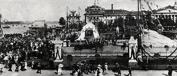 11 Празднование 200-летия основания Санкт-Петербурга. Крестный ход на Петровской площади.jpg