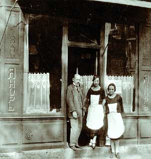 Русский ресторан «Якорь» княгини Варвары Репниной, 1930-е.jpg
