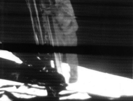Видеокамера, смонтированная на «Аполлоне-11», запечатлела первые шаги Армстронга.jpg