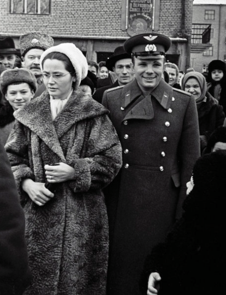Летчик-космонавт Юрий Гагарин и его супруга Валентина в день выборов в Верховный Совет СССР 18 марта 1962 года.