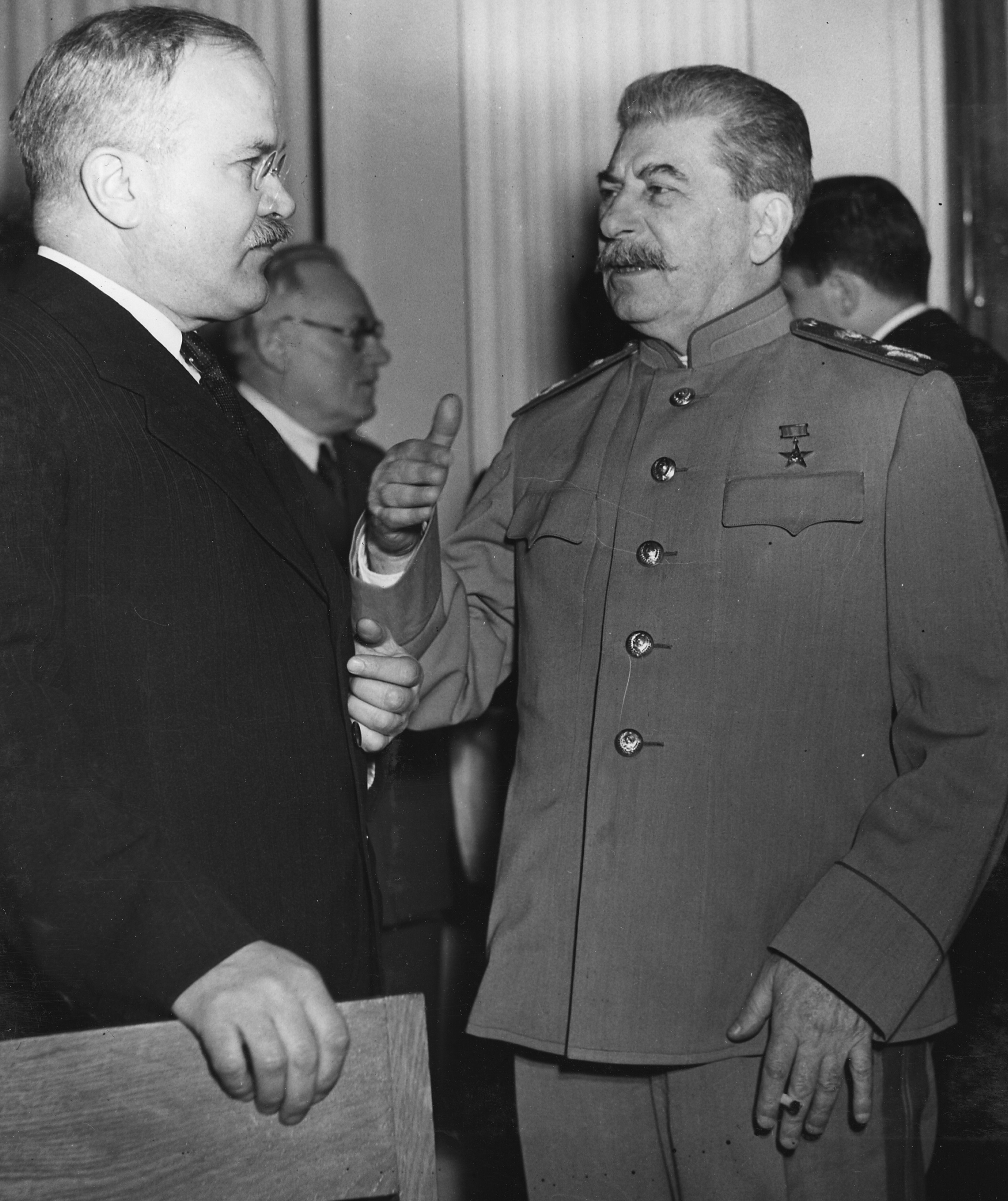 Фото 3. Вячеслав Молотов (слева) и Иосиф Сталин в Ялте.jpg