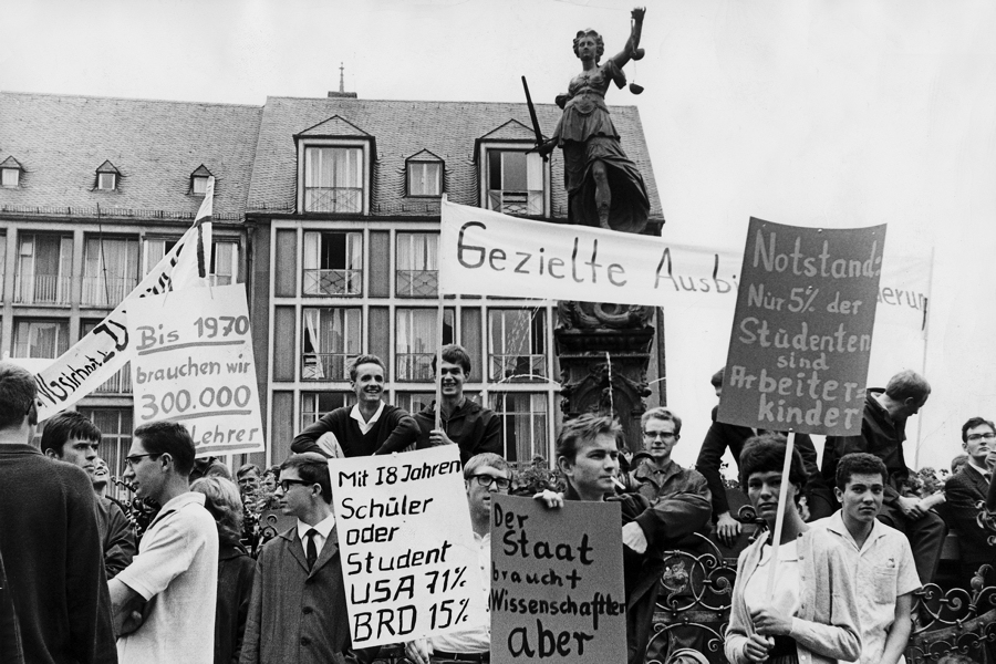 Студенты во время демонстрации во Франкфурте-на-Майне в 1965.jpg