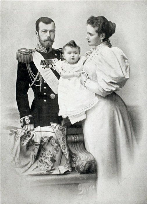 8 Император Николай II с императрицей Александрой Федоровной и дочерью Ольгой. 1896 год.jpg